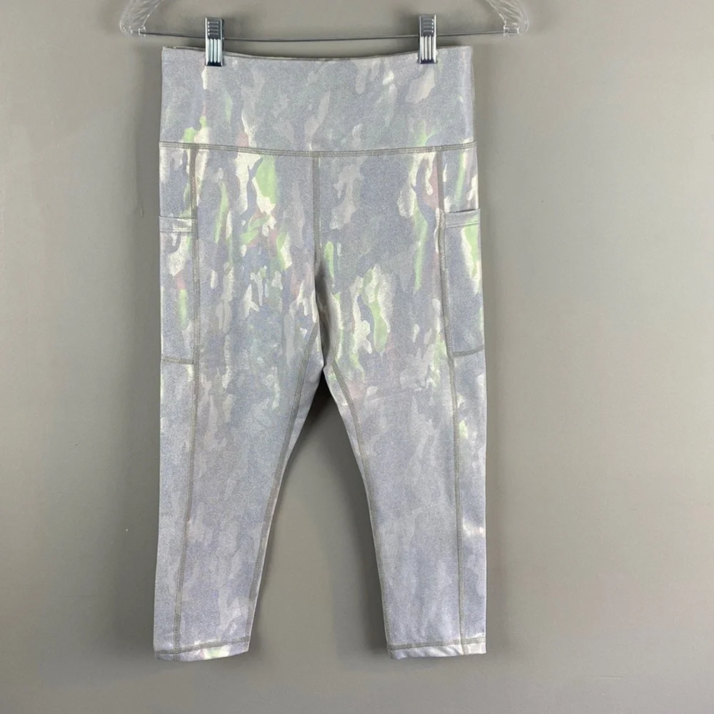 Zyia Womens Silver Metallic Camo Pocket Light n Tight Capri Leggings Size 6-8 - Picture 4 of 13